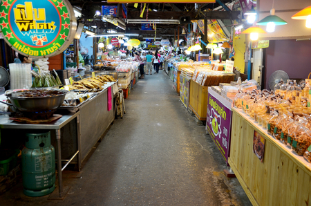 Thai people travel and shopping food at Don Wai Floating Market on November 4, 2015 in Nakhon Pathom, Thailand.のeditorial素材