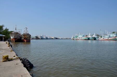 Ship and boat stop at Tha Chalom harbour in Mahachai Pier on January 1, 2016 in Samut sakhon, Thailandのeditorial素材