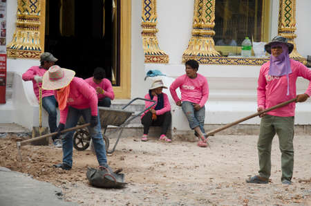 People working at Wat Chanasongkhram Ratchaworamahawiharn on March 19, 2016 in Bangkok, Thailand.のeditorial素材