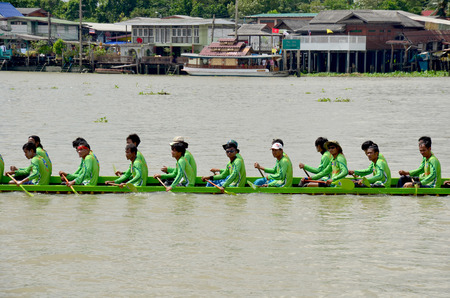 Thai people join with Long boat Racing at Chaopraya river on November 8, 2015 in Nonthaburi, Thailandのeditorial素材