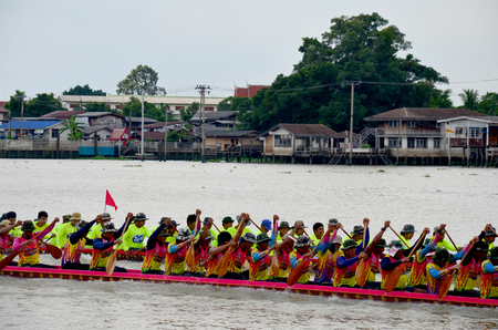 Thai people join with Long boat Racing at Chaopraya river on November 8, 2015 in Nonthaburi, Thailandのeditorial素材