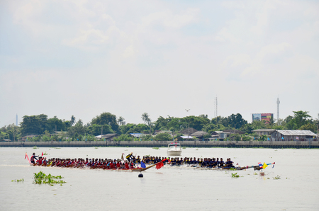 NONTHABURI, THAILAND - NOVEMBER 8 : Thai people rowing long boat in long boat racing festival at Chaopraya river on November 8, 2015 in Nonthaburi, Thailandのeditorial素材