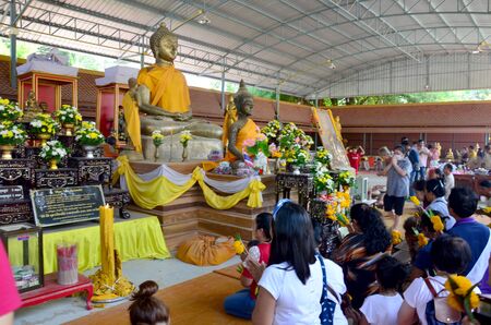 People praying buddha statue at Wat Chedi Guman AiKhai (Novice Monk) Sichon on September 20, 2015 in Nakhon Si Thammarat, Thailand.のeditorial素材