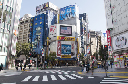 Japanese people and foreigner travelers walking crosswalk traffic road at Shinjuku district in Tokyo, Japanのeditorial素材