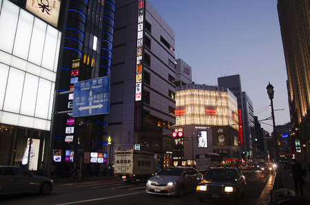 Cityscape and japanese people drive car on traffic road in dusk time at Shinjuku city of Kanto region on October 20, 2016 in Tokyo, Japanのeditorial素材