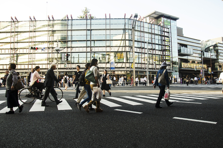 Japanese people and travelers foreigner walking crosswalk traffic road got shopping and work at Ameyoko market at Ueno on October 20, 2016 in Tokyo, Japanのeditorial素材