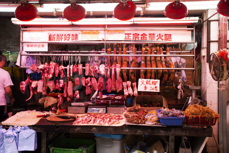 Chinese people walk visit and buy material for cooking in local market at Bowrington Road Cooked Food Centre in Causeway Bay on September 3, 2018 in Hong Kong, Chinaのeditorial素材