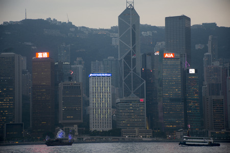 Retro wooden ship or Chinese junk boats for travelers people looking view of Hong Kong and Kowloon island at Victoria Harbour on September 9, 2018 in Hong Kong, Chinaのeditorial素材