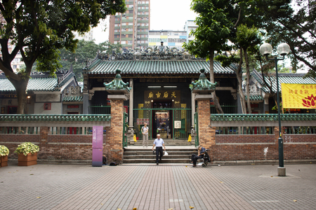 Chinese people visited and respect praying Goddess of the Sea or Mazu Chinese sea goddess in Tin Hau Temple at Yau Ma Tei  on September 10, 2018 in Hong Kong, Chinaのeditorial素材