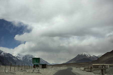 JAMMU KASHMIR, INDIA - MARCH 20 : View landscape with Himalaya mountains on Khardung La Road between journey nubra lake valley go to Leh Ladakh village on March 20, 2019 in Jammu and Kashmir, Indiaのeditorial素材