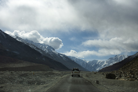 JAMMU KASHMIR, INDIA - MARCH 22 : Indian driving car on Khardung La Road in Himalaya mountain bring travelers visit Nubra and Pangong lake at Leh Ladakh on March 22, 2019 in Jammu and Kashmir, Indiaのeditorial素材