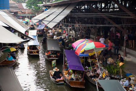 RATCHABURI, THAILAND - OCTOBER 30 : Thai people sale food product on wood boat in canal for thai and foriegner travelers at Damnoen Saduak Floating Market on October 30, 2019 in Ratchaburi, Thailandのeditorial素材