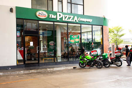 BANGKOK, THAILAND - APRIL 10 : Thai people buy pizza from shop between Coronavirus COVID 19 outbreak and use Social distancing process for protect virus at shop on April 10, 2020 in Bangkok, Thailandのeditorial素材