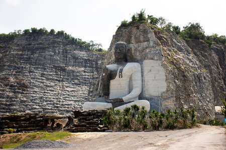 SUPHAN BURI, THAILAND - OCTOBER 28 : Big buddha carving on stone cliff of Wat Khao Tham Thiam for thai people travel visit and respect pray at U Thong city on October 28, 2019 in Suphanburi, Thailandのeditorial素材