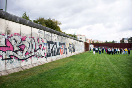 BERLIN, GERMANY - SEPTEMBER 17 : German people and foreign travelers visit Berlin Wall or Berliner Mauer guarded concrete barrier cut off west and east Berlin on September 17, 2019 in Berlin, Germanyのeditorial素材