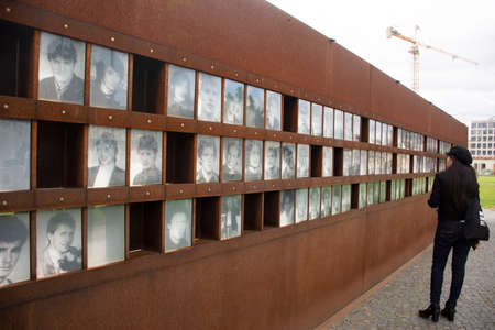 BERLIN, GERMANY - SEPTEMBER 17 : German people and foreign travelers visit Berlin Wall or Berliner Mauer guarded concrete barrier cut off west and east Berlin on September 17, 2019 in Berlin, Germanyのeditorial素材