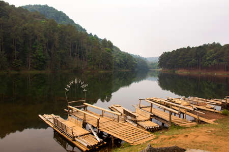 Rafting boat bamboo port for receive thai people and foreign travelers passengers tour Pang Ung lake in Pang Oung forest park at Ban Rak Thai on February 28, 2020 in Mae Hong Son, Thailandのeditorial素材