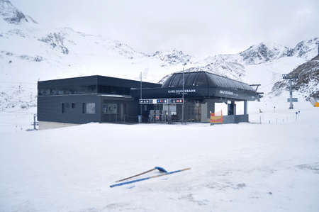 Karlesjochbahn cable car transport station for traveler people playing ski and visit top of mountain in Kaunergrat park Mein Gletscher in Kaunertal alpine valley on November 5, 2016 in Tyrol, Austriaのeditorial素材