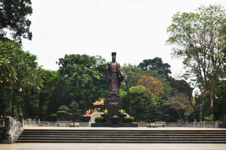Large bronze Emperor Ly Thai To of the Ly dynasty of Vietnam in Indira Gandhi Park for vietnamese foreign travelers travel visit on Lang Ha street at Ba Dinh Square on April 12, 2016 in Hanoi, Vietnamのeditorial素材