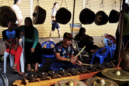 Malays playing gongs traditional music instrument malaysian style for show and sale people traveler on street floor shop at Filipino Market Kota Kinabalu at Borneo on April 12, 2015 in Sabah, Malaysiaのeditorial素材