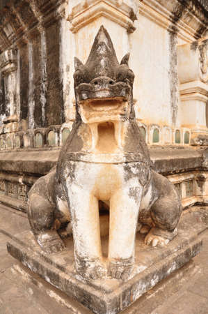 Sculpture carving lion singha guardian figure of Ananda pagoda paya pagoda chedi temple for burmese people and foreign travelers travel visit at Bagan or Pagan city in Mandalay of Myanmar or Burmaのeditorial素材