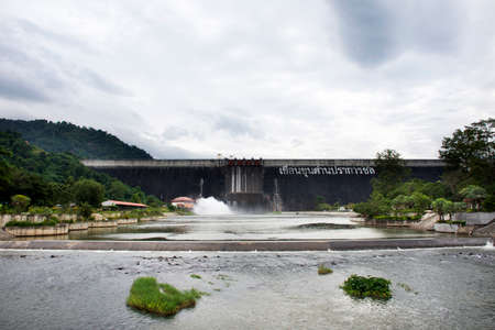 Khun Dan Prakan Chon Dam or Khlong Tha-Dan Barrage Dam while draining from reservoir with thai people and foreign travelers travel visit at Ban Tha Dan on November 13, 20121 in Nakhon Nayok, Thailandのeditorial素材