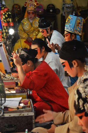 Thai act people of chinese descent makeup painting on face and wear antique acting clothes for acting playing present traditional chinese classical opera for show on March 13, 2011 in Bangkok Thailandのeditorial素材
