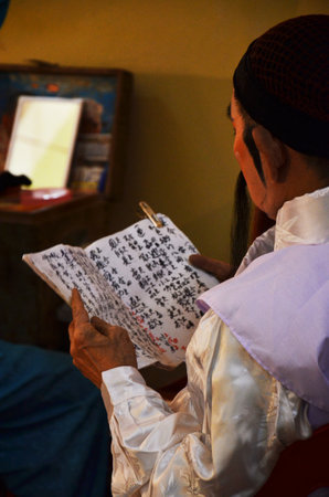 Thai act people of chinese descent look read book of rehearsal drama performance waiting go to stage acting play traditional chinese contemporary classical opera on March 13, 2011 in Bangkok Thailandのeditorial素材