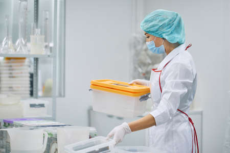 Women work in the lab. Conducts experiments on vaccines.の写真素材