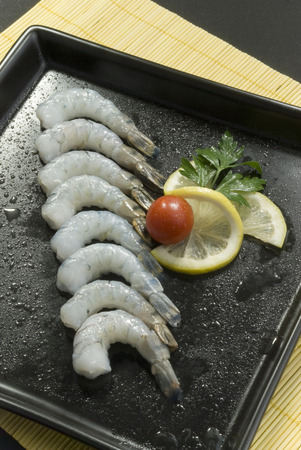 Peeled prawns on trayの写真素材