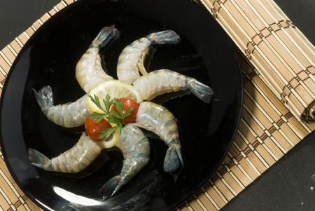 Raw prawns arranged on a plateの写真素材