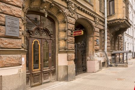 St. Petersburg, Russia. 7 Aug 2019. Old doors to the entrance of the house. Old city street.のeditorial素材