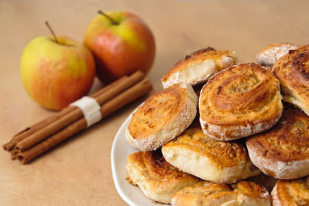 close-up plate with sweet buns, made of cinnamon and applesの写真素材