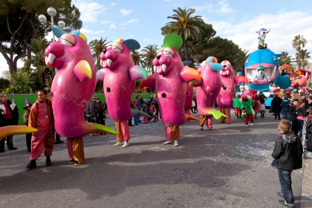 NICE, FRANCE-FEBRUARY 26: These colourful parades take place day and night, with entertainment provided by over 1,000 musicians and dancers from across the world.The carnival was held in 2013 from February 15 to March 6, 2013のeditorial素材