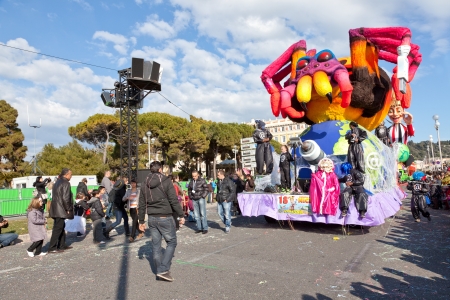 NICE, FRANCE-FEBRUARY 26: These colourful parades take place day and night, with entertainment provided by over 1,000 musicians and dancers from across the world.The carnival was held in 2013 from February 15 to March 6, 2013のeditorial素材