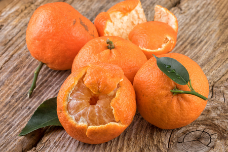 Tangerines Mandarines Fruits on Old Woodの写真素材