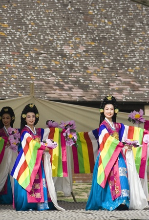 London, UK - August 15, 2009: Korean ethnic dancers perform, Taepyeongmu, dance to wish great peace, in the Korean Festival on August 15, 2009 in London, UK. 
のeditorial素材