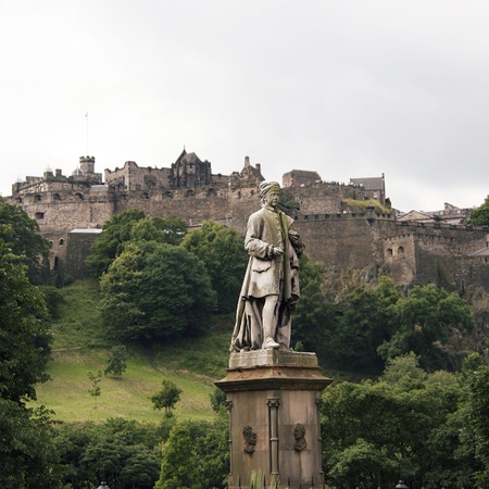 Allan Ramsay Statue and Edinburgh castle, one of the most tourists attract places in Edinburgh, UK



のeditorial素材