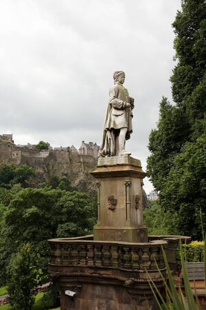 Allan Ramsay Statue and Edinburgh castle, one of the most tourists attract places in Edinburgh, UK



のeditorial素材