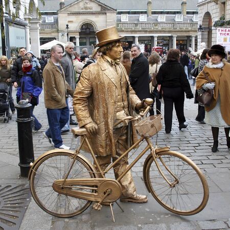 London, UK - March 18, 2006: Unidentified street performer at Covent Garden, one of the main tourist attractions, licensed for street entertainment, visitors can enjoy street performance everyday through the year except Christmas.     のeditorial素材