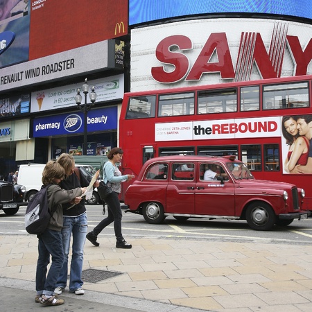 London, UK - August 12, 2010: Tourists in Piccadilly Circus, famous tourist attraction, road junction, built in 1819, meeting place, tourist attraction, in West End, inks to Shaftesbury Avenue, Regent Street, Haymarket, Leicester Square and Glasshouse Strのeditorial素材