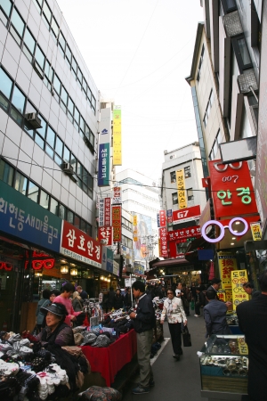 Seoul, South Korea - April 21, 2011: Street view of Nam Dae Mun Market, crowd present. This is the oldest, dates back to 1414, and largest traditional market in South Korea.
のeditorial素材