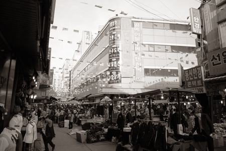 Seoul, South Korea - April 21, 2011: Street view of Nam Dae Mun Market, crowd present. This is the oldest, dates back to 1414, and largest traditional market in South Korea.
のeditorial素材