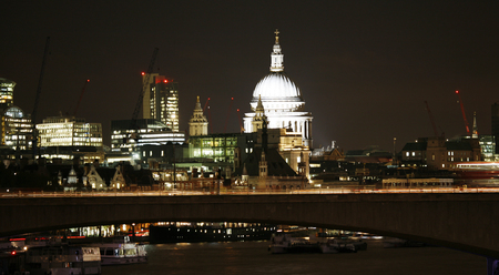 London skyline, include Waterloo Bridge and skyscrapers, seen from Hungerford Bridge
のeditorial素材