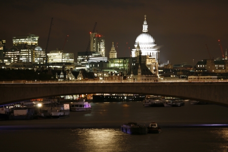 London skyline, include Waterloo Bridge and skyscrapers, seen from Hungerford Bridge
のeditorial素材