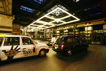 London, UK - March 7, 2014 :Outside view of the Savoy hotel, Britain's first luxury hotel in central London, opened in 1889 and closed in 2007 for renovations and reopened in October 2010.
のeditorial素材