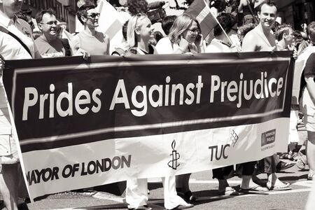 LONDON - JULY 01: People take part in the London's Gay Pride parade to support gay rights, on July 01, 2006 in London, UK.のeditorial素材