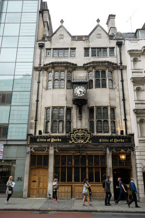 LONDON - SEP 5: Exterior of pub, for drinking and socializing, focal point of the community, on Sep 5, 2016, London, UK. Pub business, now about 53,500 pubs in UK, has been declining every year.のeditorial素材