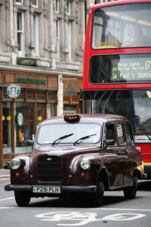 LONDON - MAY 8: London Taxi, also called hackney carriage, black cab, on May 8, 2010 in London, UK. Traditionally Taxi cabs are all black in London but now produced in various colors.のeditorial素材