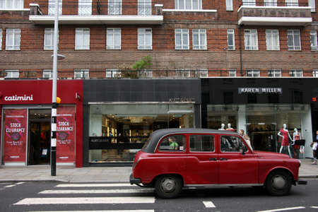 LONDON - MAY 8: London Taxi, also called hackney carriage, black cab, on May 8, 2010 in London, UK. Traditionally Taxi cabs are all black in London but now produced in various colors.のeditorial素材